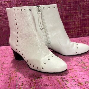 White leather ankle boots sz 6.5, EUC